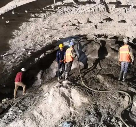 头屯河拱顶带模注浆料的施工流程及注意事项